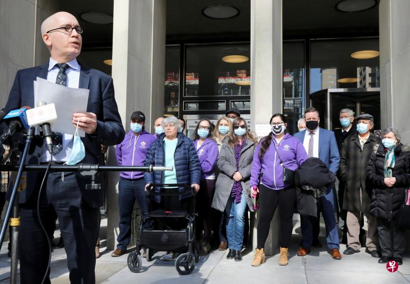 加拿大皇家检察官卡拉汉(Joe Callaghan)在多伦多高级法院外说明案件判决,其身后为车祸伤者和其他死伤者的家属。(路透社)
加拿大皇家检察官卡拉汉(Joe Callaghan)在多伦多高级法院外说明案件判决,其身后为车祸伤者和其他死伤者的家属。(路透社)