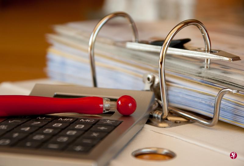 为骗走银行数百万元,女子精心布局犯案,购买多家空壳公司还聘请“幽灵老板”,伪造文件申请商业贷款。(示意照) 为骗走银行数百万元,女子精心布局犯案,购买多家空壳公司还聘请“幽灵老板”,伪造文件申请商业贷款。(示意照)