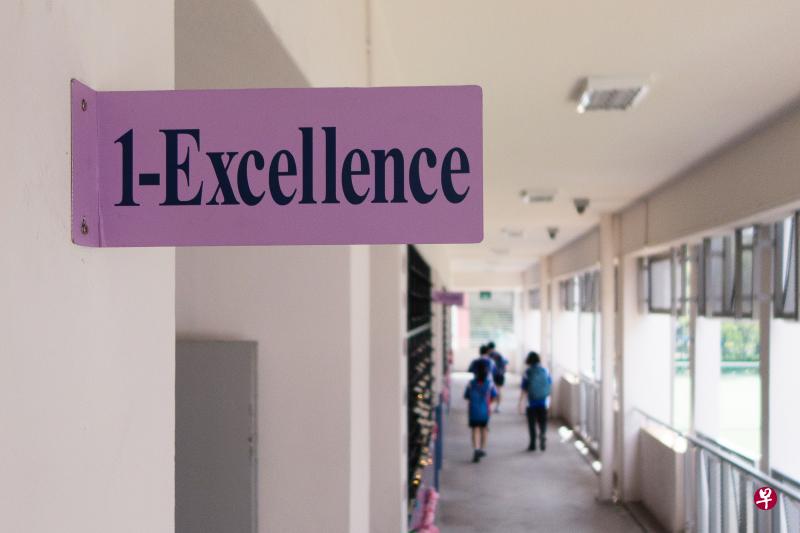 裕廊西中学作为试行全面科目编班计划的学校之一,今年起以学校价值观为混合了不同源流学生的中一新生班级命名。(蔡家增摄) 裕廊西中学作为试行全面科目编班计划的学校之一,今年起以学校价值观为混合了不同源流学生的中一新生班级命名。(蔡家增摄)