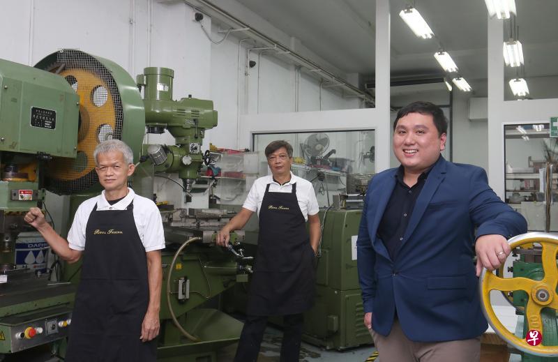 珠宝和勋章设计与铸造商Royal Insignia总经理林益群(右)说,公司多名资深工匠,包括黎南(57岁,左起)和郑永基(56岁)都接近退休年龄,公司有意提高退休年龄,以及让年长员工以部分工时制继续就业,两项年长员工补贴配套将能协助承担部分成本。(邬福梁摄) 珠宝和勋章设计与铸造商Royal Insignia总经理林益群(右)说,公司多名资深工匠,包括黎南(57岁,左起)和郑永基(56岁)都接近退休年龄,公司有意提高退休年龄,以及让年长员工以部分工时制继续就业,两项年长员工补贴配套将能协助承担部分成本。(邬福梁摄)