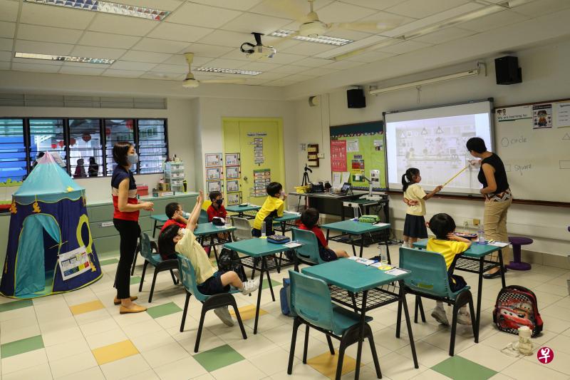 伊莱雅园小学为有需要的小一学生提供新生融入支援。课室摆了个帐篷，作为学生的“冷静角落”，教师黄慧筠（右一）也通过各种方式，教导学生如何表达情绪，包括利用颜色引导他们。（李健玮摄）