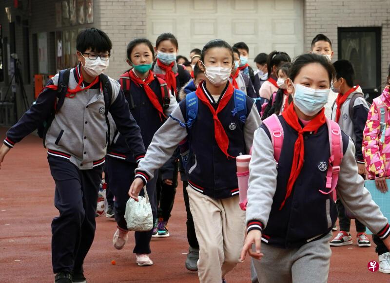 中国全国政协委员、九三学社中央委员许进建议,改革中国义务教育阶段英语的必修课地位。图为上海小学生上月22日返校开学。(新华社) 中国全国政协委员、九三学社中央委员许进建议,改革中国义务教育阶段英语的必修课地位。图为上海小学生上月22日返校开学。(新华社)
