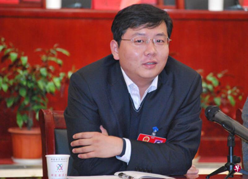 一些中国媒体昨天报道了周森锋将升任正厅级干部的消息,但都没有提及他当年的“打伞门”舆论风波。(互联网) 一些中国媒体昨天报道了周森锋将升任正厅级干部的消息,但都没有提及他当年的“打伞门”舆论风波。(互联网)