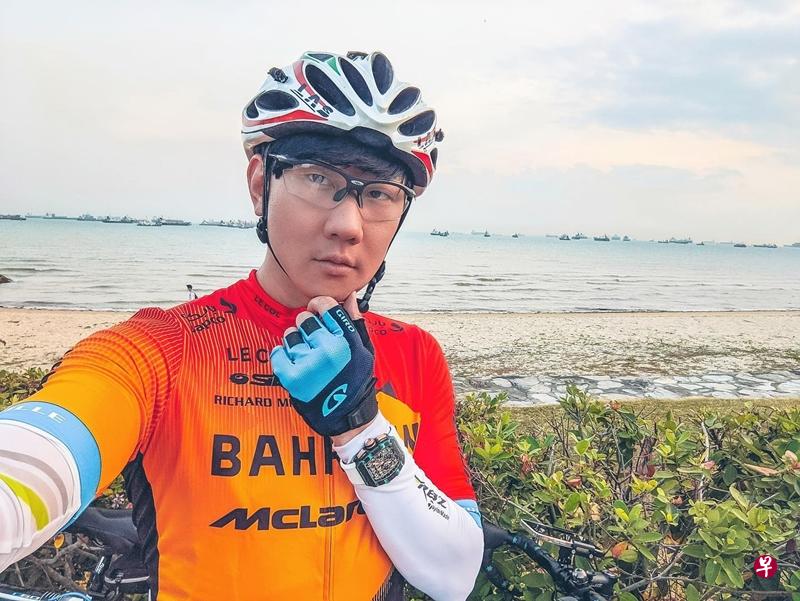 JJ林俊杰佩戴着理查德米勒名表骑脚踏车出游环岛。（林俊杰面簿）