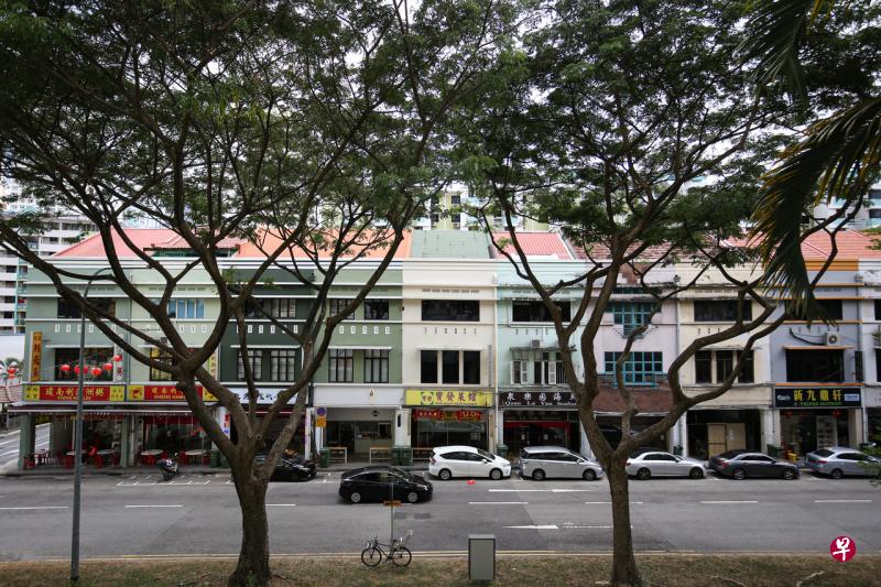 陆交局在探讨扩建介于715号和745号合乐路之间的人行道。这条人行道毗邻一排店屋,尖峰时段较拥挤,若将店屋外的停车位改建为人行道,就能为行人提供更安全舒适的步行空间。(李健玮摄) 陆交局在探讨扩建介于715号和745号合乐路之间的人行道。这条人行道毗邻一排店屋,尖峰时段较拥挤,若将店屋外的停车位改建为人行道,就能为行人提供更安全舒适的步行空间。(李健玮摄)