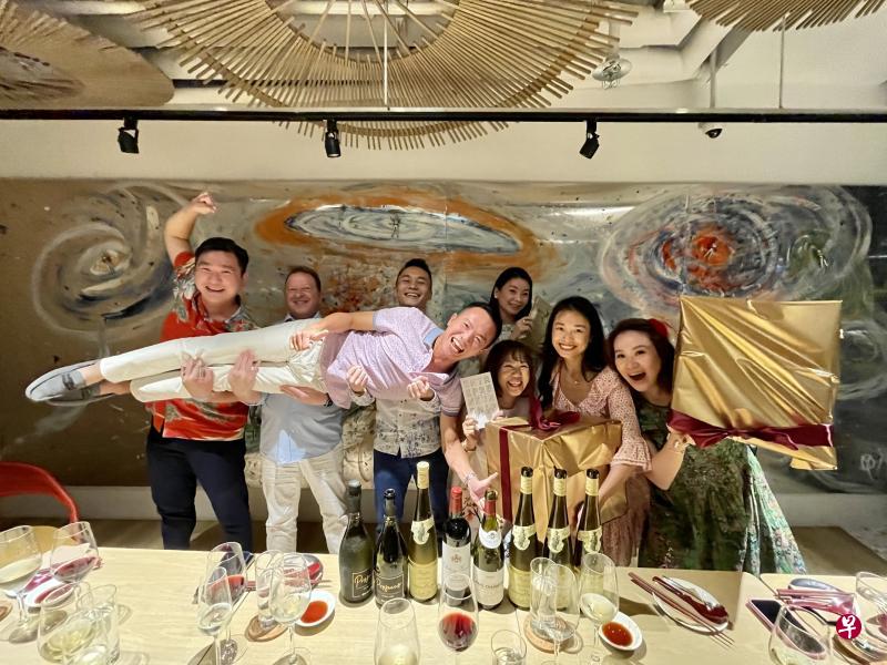 新加坡青年领袖协会今年1月举办实体筹款晚宴，但从大型晚宴转为分解式晚宴，分散在多家不同餐馆同时举行，一桌八人。（受访者提供）