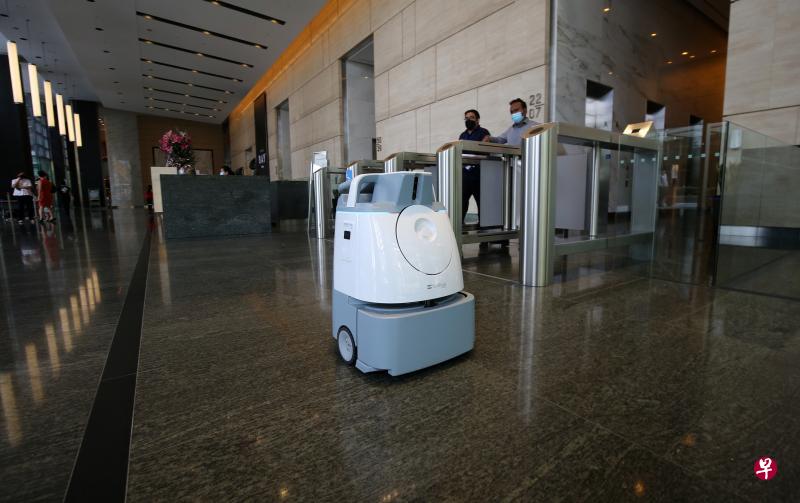 莱佛士码头房地产资产管理公司为清洁服务采用以成果为导向的合约模式,清洁公司在滨海湾金融中心办公大楼以机器代替扫帚和拖把,完成原本耗时耗力的清洁工作。(萧紫薇摄) 莱佛士码头房地产资产管理公司为清洁服务采用以成果为导向的合约模式,清洁公司在滨海湾金融中心办公大楼以机器代替扫帚和拖把,完成原本耗时耗力的清洁工作。(萧紫薇摄)