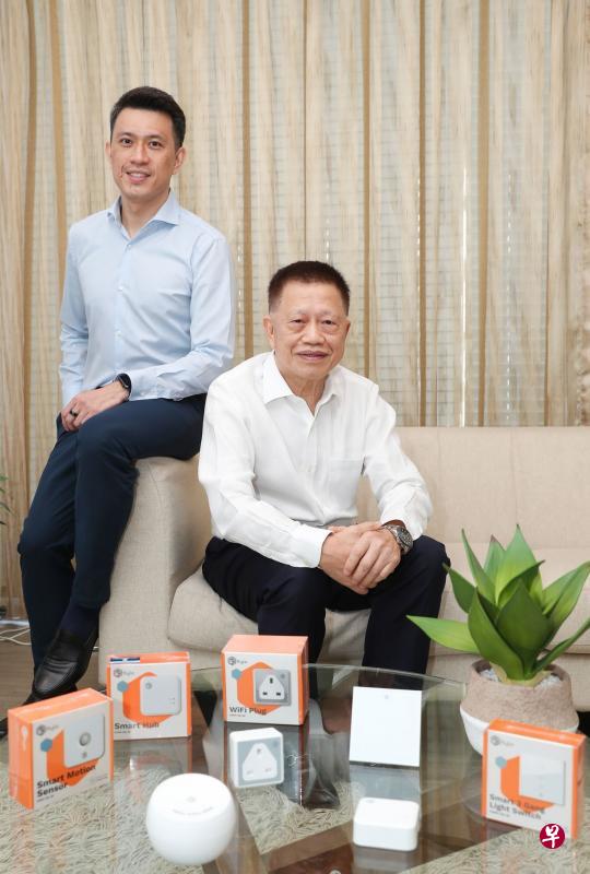 快捷达环球执行主席兼总裁文汉耀(右)与儿子文永恒(执行董事兼营运总裁)。(商业时报) 快捷达环球执行主席兼总裁文汉耀(右)与儿子文永恒(执行董事兼营运总裁)。(商业时报)