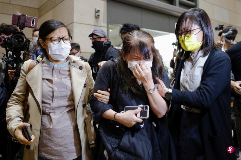 民主派支持者昨天在西九龙裁判庭外痛哭。（路透社）