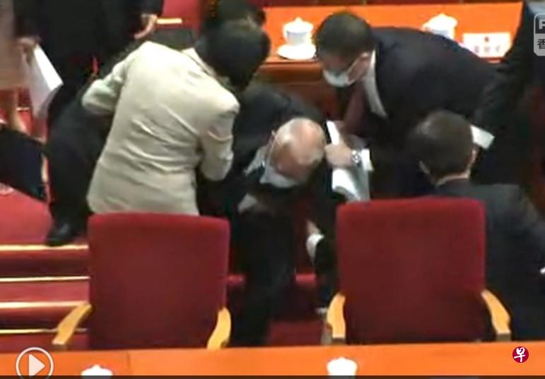 中国全国政协副主席,香港前特首董建华今早出席全国人大会议,在离场时跌倒。(港媒视频截图) 中国全国政协副主席,香港前特首董建华今早出席全国人大会议,在离场时跌倒。(港媒视频截图)