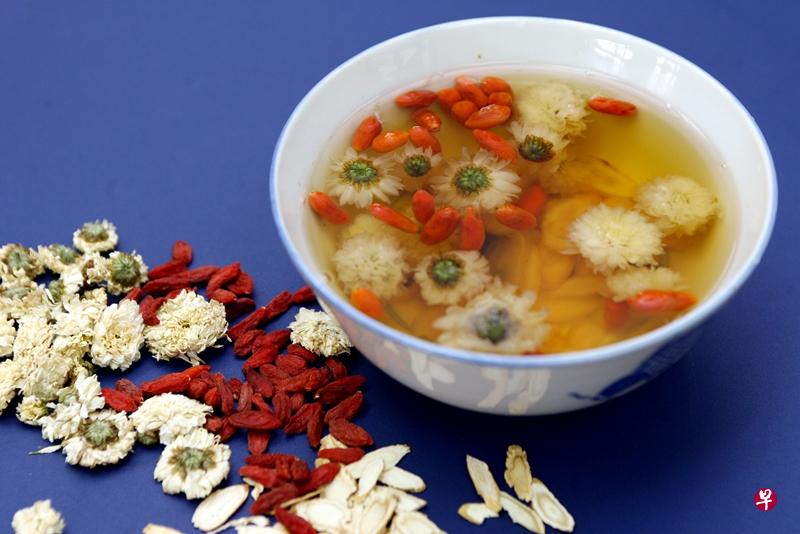 洋参、菊花,都能清热消暑。(档案照) 洋参、菊花,都能清热消暑。(档案照)