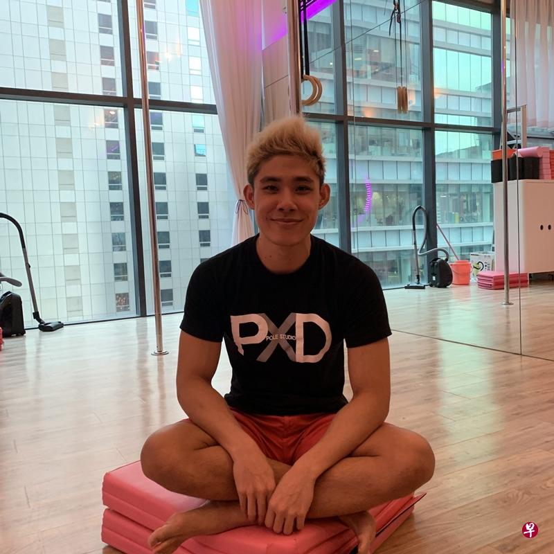 许峻综自中学时期爱上跳舞,不过他并没像大多年轻人热衷于街舞,而是在当兵期间爱上钢管舞。(取自慈母舰) 许峻综自中学时期爱上跳舞,不过他并没像大多年轻人热衷于街舞,而是在当兵期间爱上钢管舞。(取自慈母舰)