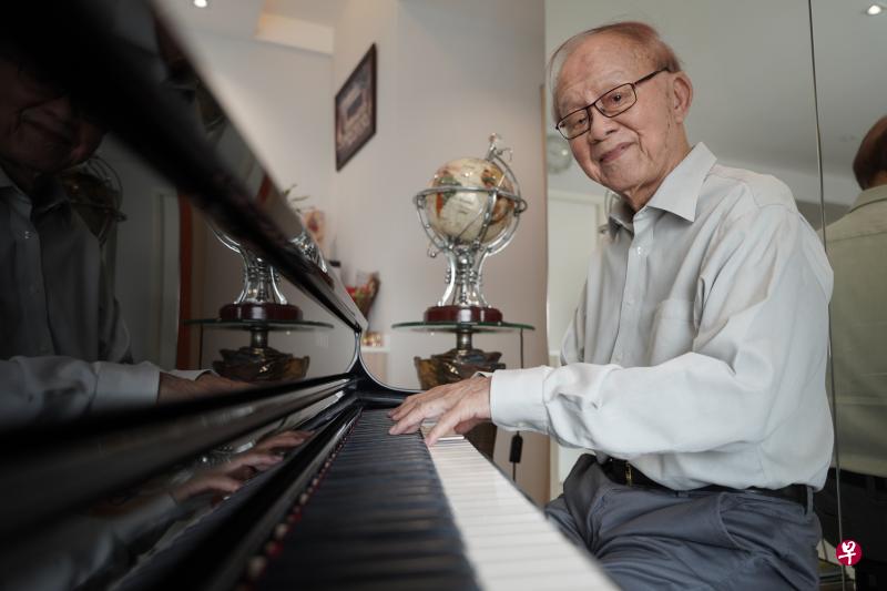 88岁高龄的李煜传依然坚持创作,近日刚刚为抗疫前线人员谱写歌曲。(谢智扬摄) 88岁高龄的李煜传依然坚持创作,近日刚刚为抗疫前线人员谱写歌曲。(谢智扬摄)