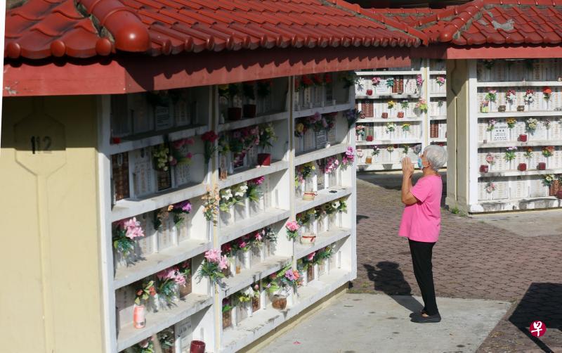 由政府管理的三大骨灰安置所会在3月20日至4月18日24小时全天开放让公众扫墓,但祭祖人数限制在每组八人。(庄耿闻摄) 由政府管理的三大骨灰安置所会在3月20日至4月18日24小时全天开放让公众扫墓,但祭祖人数限制在每组八人。(庄耿闻摄)