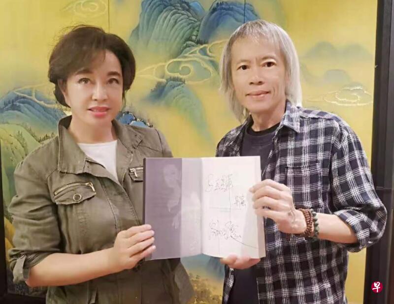 刘晓庆饭聚时送上亲笔签名的新书。 (受访者提供) 刘晓庆饭聚时送上亲笔签名的新书。 (受访者提供)