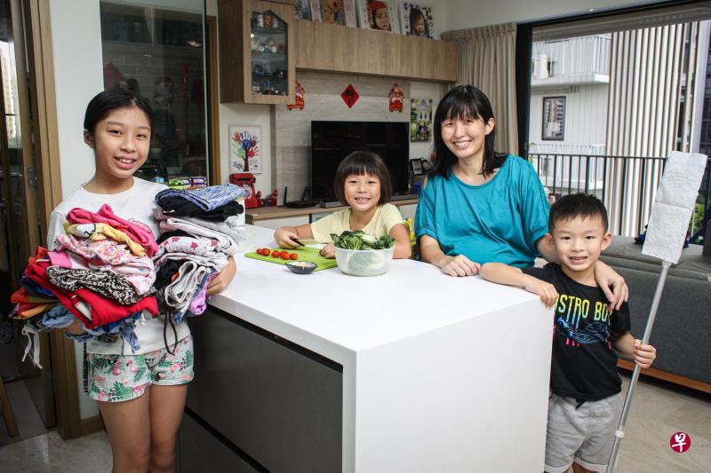 吴韵双的孩子从两三岁开始就是家里的小帮手,家务时间也是他们的亲子时间。 吴韵双的孩子从两三岁开始就是家里的小帮手,家务时间也是他们的亲子时间。