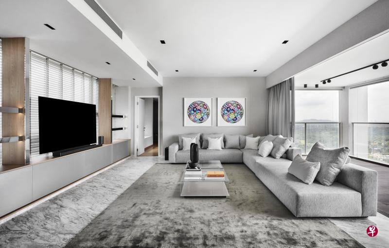 宽敞的客厅能摆放五六米长的沙发。墙上挂着主人收藏的村上隆画。(Wee Studio提供) 宽敞的客厅能摆放五六米长的沙发。墙上挂着主人收藏的村上隆画。(Wee Studio提供)