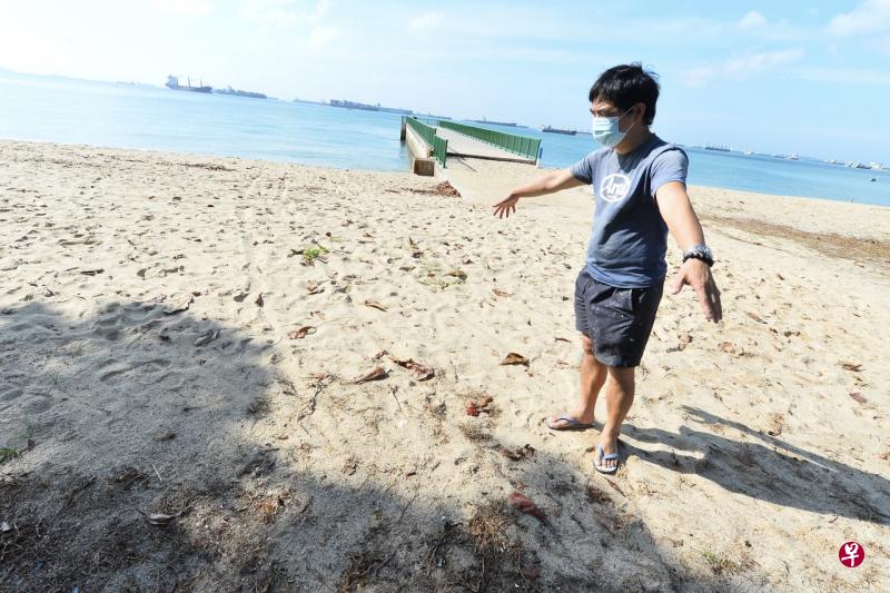 东海岸水域出现浮尸,警方到场调查。 目击者陈先生向记者叙述事发经过。(潘丰源摄) 东海岸水域出现浮尸,警方到场调查。 目击者陈先生向记者叙述事发经过。(潘丰源摄)