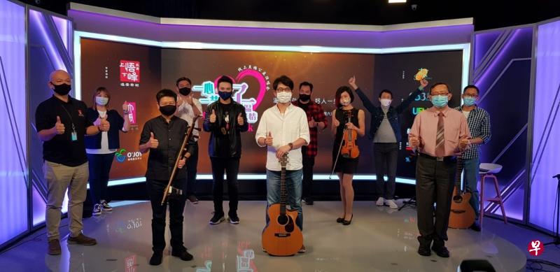 “一心一艺好温情”第11场线上公益演唱会表演精彩,海悦辅导中心执行董事朱仁杰(前排右一)对参与演出的新加坡报业控股华文媒体集团新闻中心总编辑韩咏梅(前排左二)和资深音乐人黄宏墨(前排右二)等各界人士深表感激。(大唐文化提供) “一心一艺好温情”第11场线上公益演唱会表演精彩,海悦辅导中心执行董事朱仁杰(前排右一)对参与演出的新加坡报业控股华文媒体集团新闻中心总编辑韩咏梅(前排左二)和资深音乐人黄宏墨(前排右二)等各界人士深表感激。(大唐文化提供)