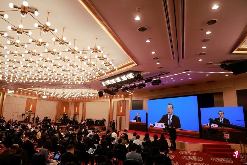 中国国务委员兼外长王毅昨天下午在北京人民大会堂,以网络视讯形式回答中外记者提问。(路透社) 中国国务委员兼外长王毅昨天下午在北京人民大会堂,以网络视讯形式回答中外记者提问。(路透社)
