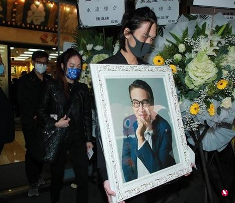达哥儿子韦仑捧着爸爸的遗照。(互联网) 达哥儿子韦仑捧着爸爸的遗照。(互联网)