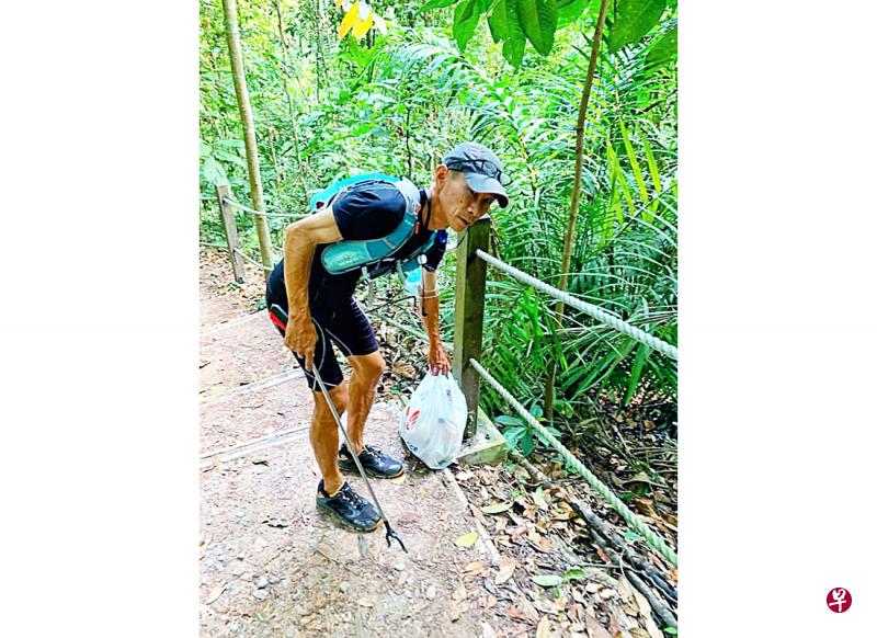 陈建凭每逢周末都会到武吉知马山捡垃圾。(受访者提供) 陈建凭每逢周末都会到武吉知马山捡垃圾。(受访者提供)