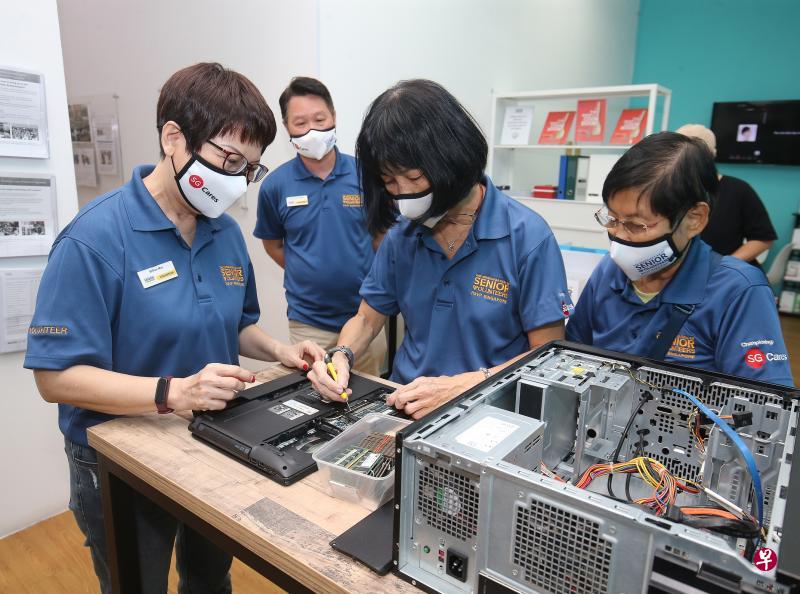 新加坡乐龄义工组织的义工梅翠霞(左一)、黄丽玉(右二)和杨明春(右一)经过学习后,学会维修家用电脑,还成为乐龄导师。梅翠霞受访时说,年长者对数码最大的抗拒来自对新科技的恐惧感,她自己便是“过来人”,因此特别能理解学员的心情。站在她们背后的是新加坡乐龄义工组织主席许悦明。(邬福梁摄) 新加坡乐龄义工组织的义工梅翠霞(左一)、黄丽玉(右二)和杨明春(右一)经过学习后,学会维修家用电脑,还成为乐龄导师。梅翠霞受访时说,年长者对数码最大的抗拒来自对新科技的恐惧感,她自己便是“过来人”,因此特别能理解学员的心情。站在她们背后的是新加坡乐龄义工组织主席许悦明。(邬福梁摄)