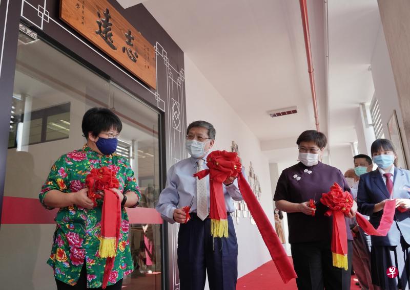 南侨中学华文语特专属课室“远志”昨天开幕,校长萧芳辉(左起)、新加坡福建会馆会长陈精毅及教育部学校分区北区司长卢玉娇一同剪彩。(谢智扬摄) 南侨中学华文语特专属课室“远志”昨天开幕,校长萧芳辉(左起)、新加坡福建会馆会长陈精毅及教育部学校分区北区司长卢玉娇一同剪彩。(谢智扬摄)