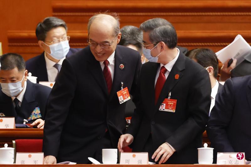 中国最高人民法院院长周强(右)昨天在全国人大第二次工作会议后,同中国最高人民检察院检察长张军交流。(中新社) 中国最高人民法院院长周强(右)昨天在全国人大第二次工作会议后,同中国最高人民检察院检察长张军交流。(中新社)