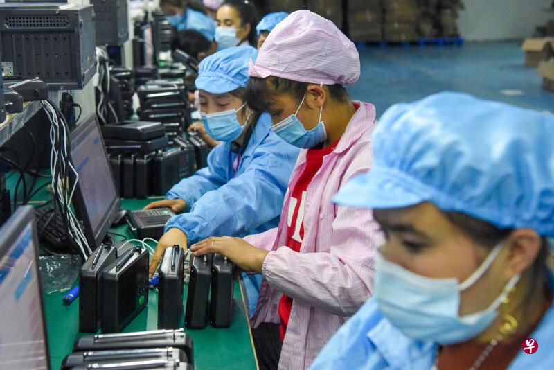 新疆维吾尔自治区的民众称,德国学者郑国恩散布“强迫劳动”等涉疆谣言,因此对其提起诉讼。图为工人去年11月在新疆策勒县天津工业园内的流水线上工作。(新华社) 新疆维吾尔自治区的民众称,德国学者郑国恩散布“强迫劳动”等涉疆谣言,因此对其提起诉讼。图为工人去年11月在新疆策勒县天津工业园内的流水线上工作。(新华社)