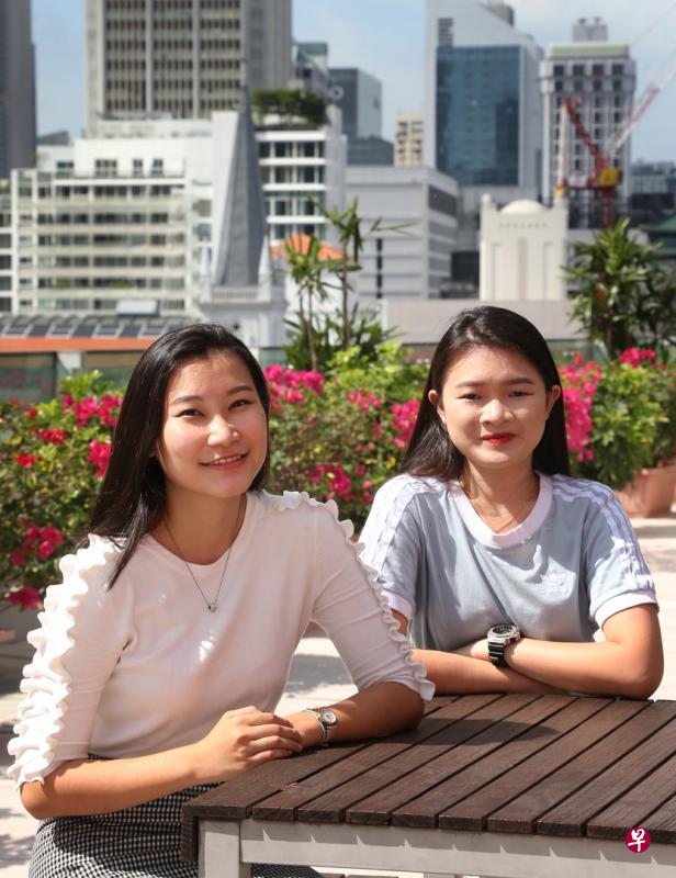 孙美婷（右）与司徒子靖两人都因为SMU Access这项经济援助计划才能安心完成学业。（唐家鸿摄）
