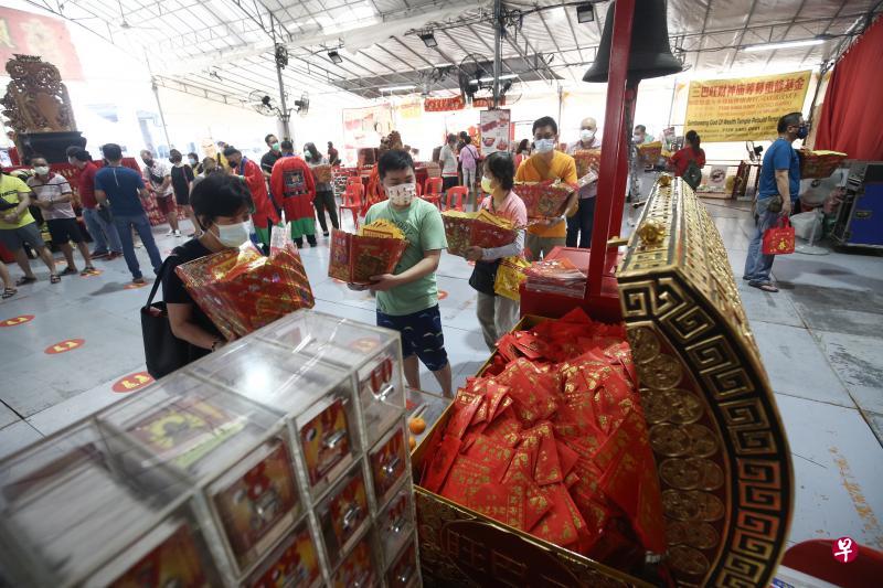 三巴旺财神庙昨天如期举行“开库借红包”活动,但活动仪式从速从简,信众购买聚宝盆后按批祈福念经,之后领取红包并焚烧聚宝盆贡品,整个过程在半小时内完成。(陈渊庄摄) 三巴旺财神庙昨天如期举行“开库借红包”活动,但活动仪式从速从简,信众购买聚宝盆后按批祈福念经,之后领取红包并焚烧聚宝盆贡品,整个过程在半小时内完成。(陈渊庄摄)