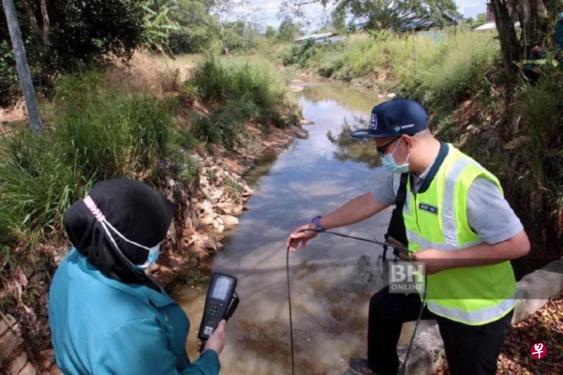 柔佛州环境局官员前天在调查巴西古当金金河遭化学废料污染的情况。(取自每日新闻网) 柔佛州环境局官员前天在调查巴西古当金金河遭化学废料污染的情况。(取自每日新闻网)
