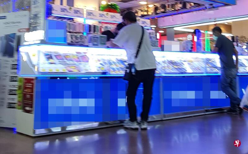手机店负责人称整起事件是一场误会。(刘启成摄) 手机店负责人称整起事件是一场误会。(刘启成摄)
