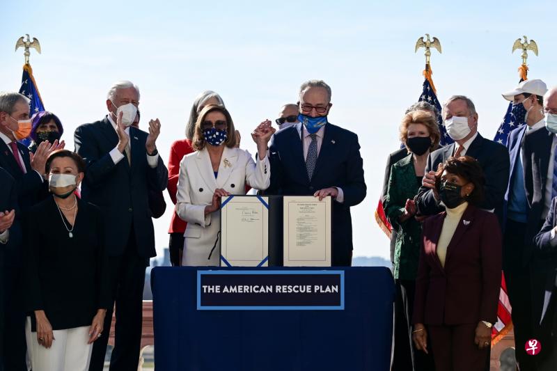 美国众议院议长佩洛西和参议院多数党领舒默在华盛顿国会山通过总统拜登1.9万亿美元的纾困法案。(路透社) 美国众议院议长佩洛西和参议院多数党领舒默在华盛顿国会山通过总统拜登1.9万亿美元的纾困法案。(路透社)