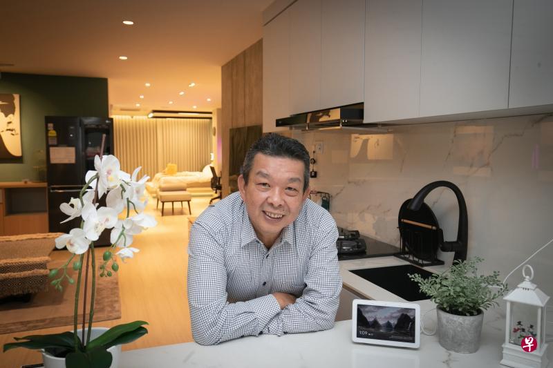 音响之家创办人兼执行总监李文德希望,通过预算案措施获得专业人士的指导,帮助公司分析近18万名会员的大数据,转化为有用的信息。照片背景为公司在陈列室设立的智能示范单位。(陈来福摄) 音响之家创办人兼执行总监李文德希望,通过预算案措施获得专业人士的指导,帮助公司分析近18万名会员的大数据,转化为有用的信息。照片背景为公司在陈列室设立的智能示范单位。(陈来福摄)