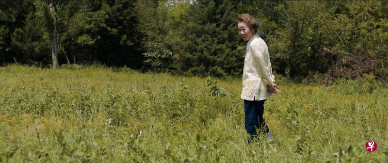尹汝贞扮演有趣的韩国老妇,到美国阿肯色州郊区探望女儿之后,成为女儿一家人的情感维系重心。(Encore Films提供) 尹汝贞扮演有趣的韩国老妇,到美国阿肯色州郊区探望女儿之后,成为女儿一家人的情感维系重心。(Encore Films提供)