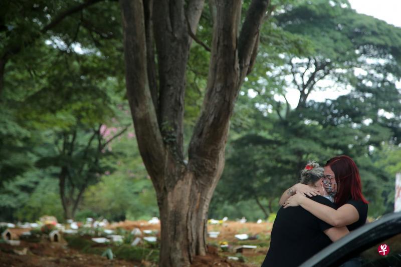 巴西冠病死亡病例高居全球第二,在最大城市圣保罗的维拉福尔摩沙墓地,亲人悲痛送别病亡者的场面不断上演。该坟场土地不够使用,当局正计划挖出过去死者的遗骨,放进器物中另外供奉,腾出空间给不断送来的冠病死者下葬。(路透社) 巴西冠病死亡病例高居全球第二,在最大城市圣保罗的维拉福尔摩沙墓地,亲人悲痛送别病亡者的场面不断上演。该坟场土地不够使用,当局正计划挖出过去死者的遗骨,放进器物中另外供奉,腾出空间给不断送来的冠病死者下葬。(路透社)