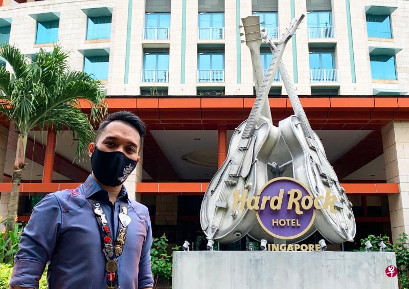 新加坡Hard Rock酒店助理运营经理陈健忠义不容辞到社区护理设施帮忙,耐心聆听客工需要,尽力帮助他们。他的贡献获肯定,昨天获颁全国行善-服务金奖。(圣淘沙名胜世界提供) 新加坡Hard Rock酒店助理运营经理陈健忠义不容辞到社区护理设施帮忙,耐心聆听客工需要,尽力帮助他们。他的贡献获肯定,昨天获颁全国行善-服务金奖。(圣淘沙名胜世界提供)