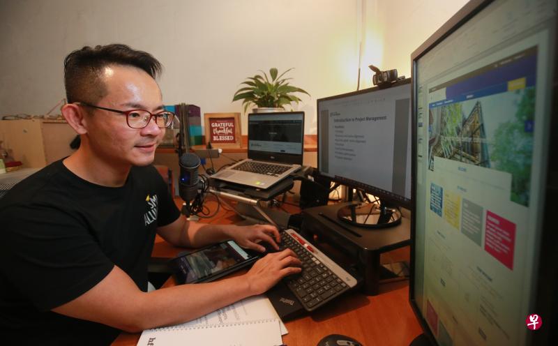 大学校友处高级经理陈国强认为,他在联系校友的工作上所面对的挑战之一,是如何借助网络平台创造与面对面交流一样的体验,而他最近学到的新知识将能派上用场。(唐家鸿摄) 大学校友处高级经理陈国强认为,他在联系校友的工作上所面对的挑战之一,是如何借助网络平台创造与面对面交流一样的体验,而他最近学到的新知识将能派上用场。(唐家鸿摄)