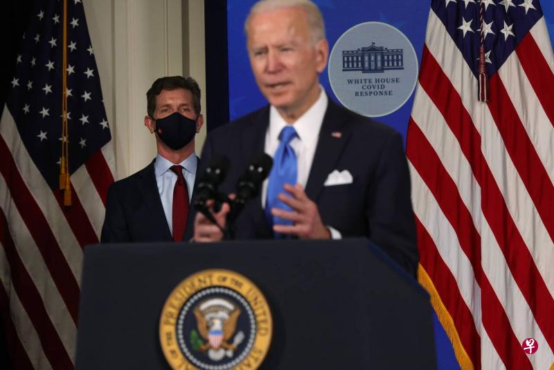 拜登说,美国人将首先获得冠病疫苗,但任何剩余将与世界分享。(法新社)
拜登说,美国人将首先获得冠病疫苗,但任何剩余将与世界分享。(法新社)