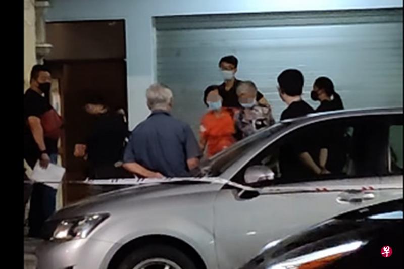 警方在2月28日晚上到芽笼取缔非法赌博活动,被逮捕的人当中包括白发老太太。(视频截图) 警方在2月28日晚上到芽笼取缔非法赌博活动,被逮捕的人当中包括白发老太太。(视频截图)