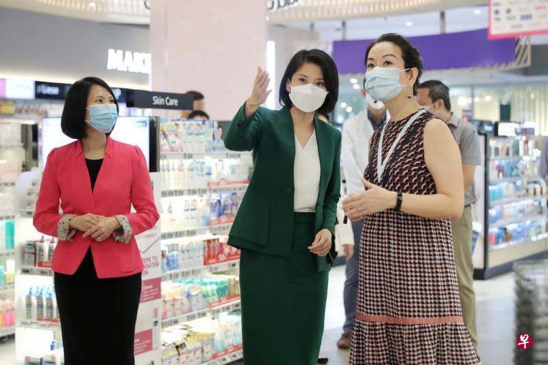 教育部兼社会及家庭发展部政务部长孙雪玲(中)走访仁益药房的怡丰城分行,与职总平价管理层和药剂师交流,讨论如何更好地帮助家暴受害者。(海峡时报) 教育部兼社会及家庭发展部政务部长孙雪玲(中)走访仁益药房的怡丰城分行,与职总平价管理层和药剂师交流,讨论如何更好地帮助家暴受害者。(海峡时报)