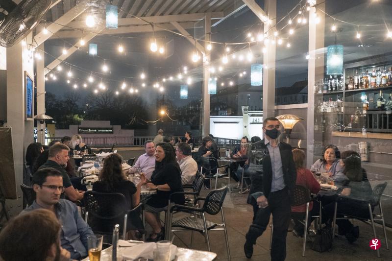 美国防控疫情面对的问题之一是政治步调不一致。由共和党控制的得克萨斯州前天开始让商家全面恢复营业,图为休斯顿餐馆座无虚席。州长阿伯特不顾联邦政府和舆论反对,坚持让得州“完全开放”,包括不再强制民众戴口罩。该州目前日增冠病病例约3000起,日增死例约200起,而州内已接种疫苗人口仅8.7%。(彭博社) 美国防控疫情面对的问题之一是政治步调不一致。由共和党控制的得克萨斯州前天开始让商家全面恢复营业,图为休斯顿餐馆座无虚席。州长阿伯特不顾联邦政府和舆论反对,坚持让得州“完全开放”,包括不再强制民众戴口罩。该州目前日增冠病病例约3000起,日增死例约200起,而州内已接种疫苗人口仅8.7%。(彭博社)