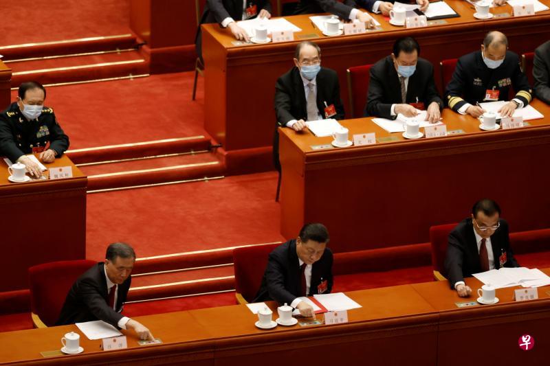 中国全国政协主席汪洋(前排左起)、中国国家主席习近平与中国总理李克强昨天为改革香港选举制度的人大决定议案投票。(路透社) 中国全国政协主席汪洋(前排左起)、中国国家主席习近平与中国总理李克强昨天为改革香港选举制度的人大决定议案投票。(路透社)