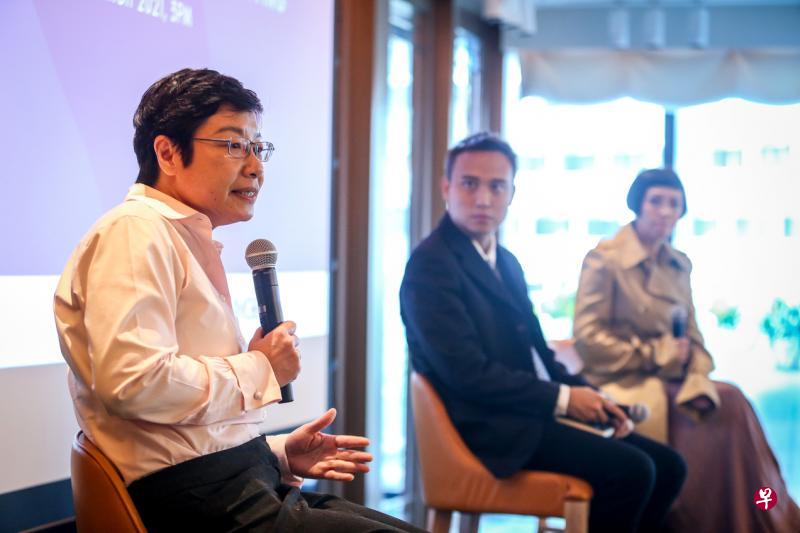 新加坡骨质疏松症协会主席暨国大医院内分泌科高级顾问医生蒋淑美(左起)、国大李光耀公共政策学院助理教授黄宗伟博士和安进骨质疏松症宣传活动大使、本地歌手陈洁仪,昨天出席调查报告的发布会。(叶振忠摄) 新加坡骨质疏松症协会主席暨国大医院内分泌科高级顾问医生蒋淑美(左起)、国大李光耀公共政策学院助理教授黄宗伟博士和安进骨质疏松症宣传活动大使、本地歌手陈洁仪,昨天出席调查报告的发布会。(叶振忠摄)