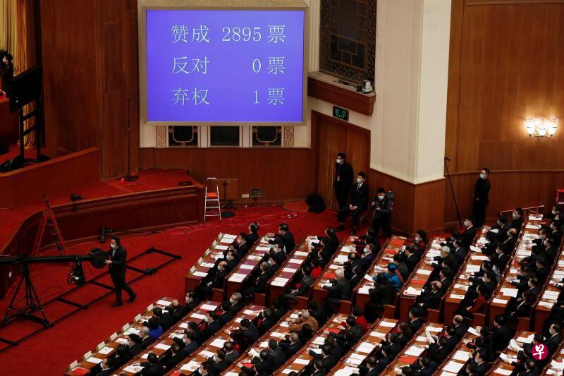 中国全国人大会议以2895票的高票表决通过了完善香港选举制度决定草案。(路透社) 中国全国人大会议以2895票的高票表决通过了完善香港选举制度决定草案。(路透社)