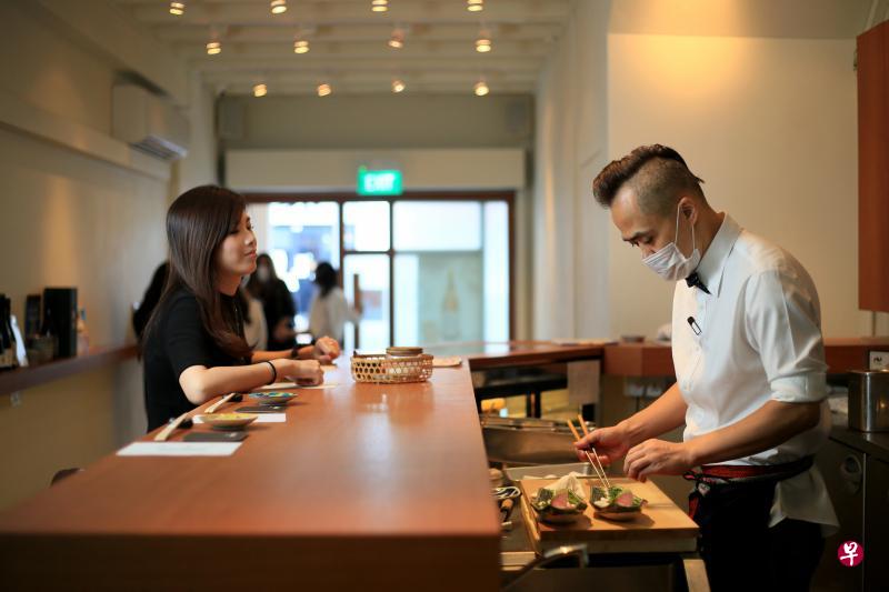 厨师做主餐饮概念源自日本,由厨师根据所采购的当季食材上菜。 厨师做主餐饮概念源自日本,由厨师根据所采购的当季食材上菜。