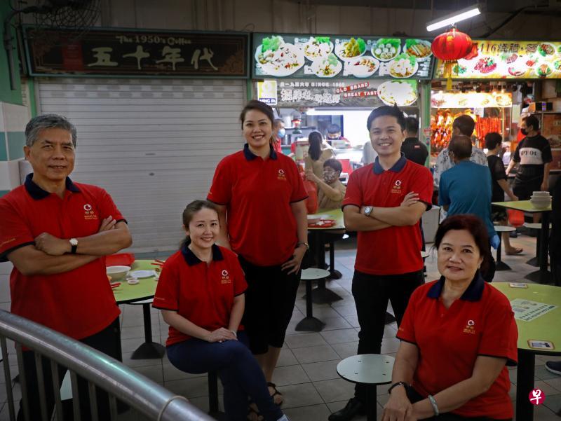 明发鱼圆第三代接班人林世锋(后排右一)跟(左起)父亲林玉铭,姐姐林慧敏、林佳慧和母亲杨美玲齐心经营家族生意。 明发鱼圆第三代接班人林世锋(后排右一)跟(左起)父亲林玉铭,姐姐林慧敏、林佳慧和母亲杨美玲齐心经营家族生意。