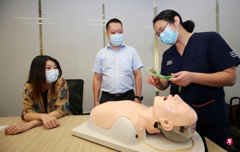 患有罕见神经鞘瘤的王罡(左)是本地首名接受单口非插管微创胸肺外科手术的病患。国大医院麻醉科顾问医生邱献礼(右)和国大心脏中心胸肺外科主任兼高级顾问医生谭杰中副教授(中)向她讲解新手术如何使用喉罩气道进行麻醉,降低呼吸道受创的风险。(萧紫薇摄) 患有罕见神经鞘瘤的王罡(左)是本地首名接受单口非插管微创胸肺外科手术的病患。国大医院麻醉科顾问医生邱献礼(右)和国大心脏中心胸肺外科主任兼高级顾问医生谭杰中副教授(中)向她讲解新手术如何使用喉罩气道进行麻醉,降低呼吸道受创的风险。(萧紫薇摄)